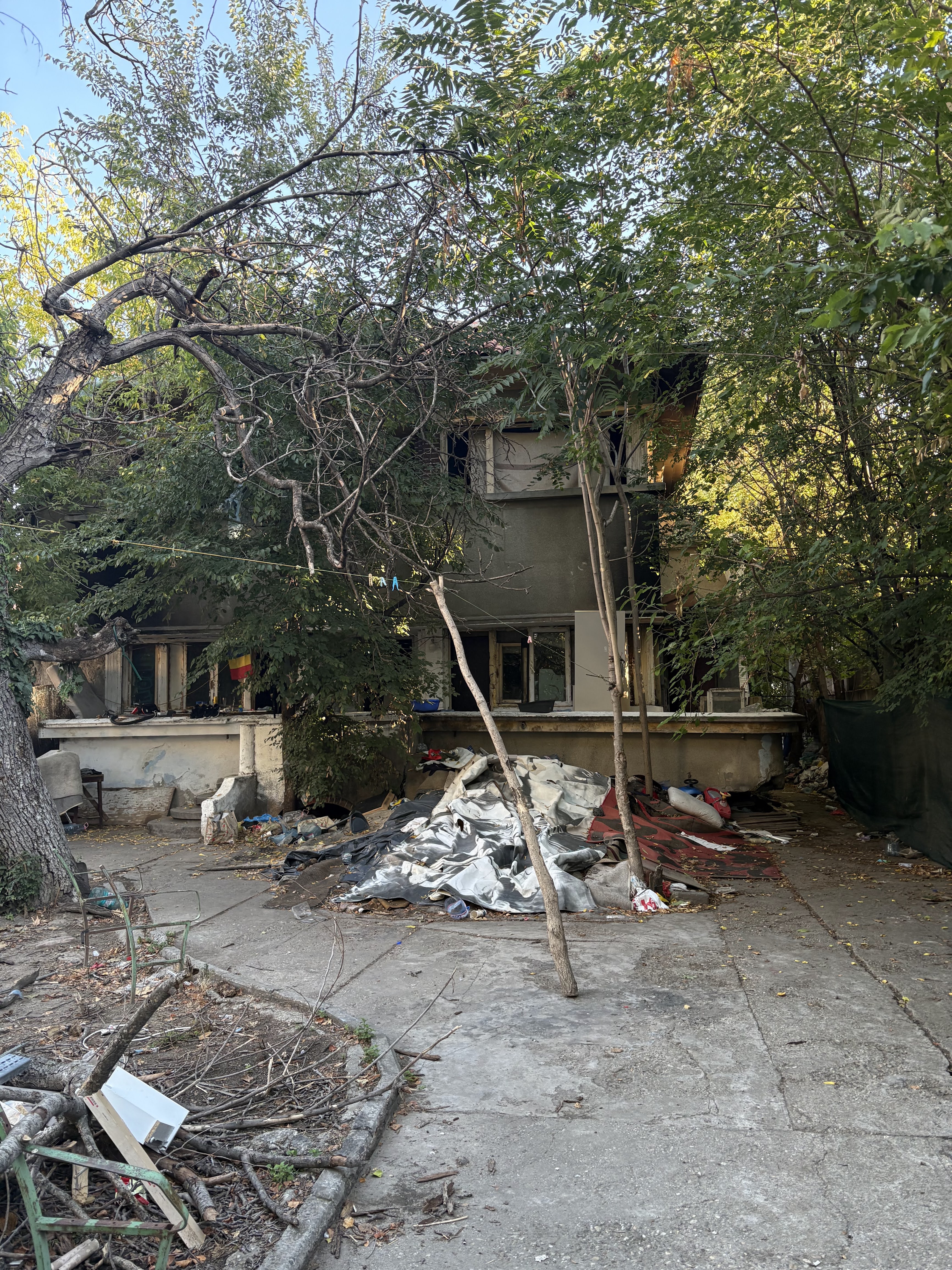 Clădirea abandonată